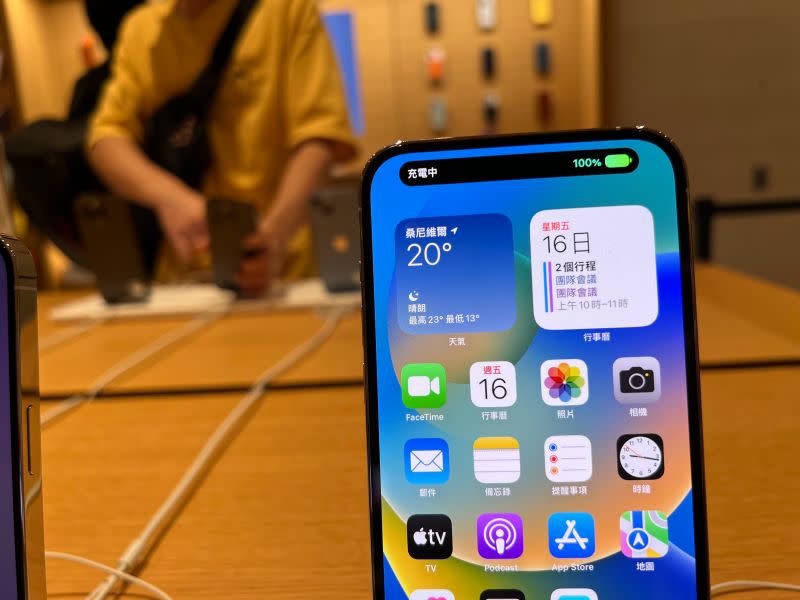 ▲iPhone 14 pro系列的「動態島」，成為民眾這次重點關注的新功能。（圖／記者張志浩攝）