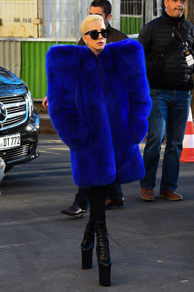 Supersize it! Lady Gaga spaziert im blauen XXL-Mantel durch Paris. (Bild: Getty Images).