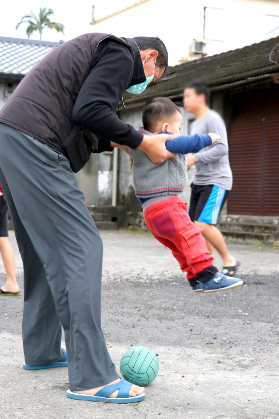 高先生心繫5名年幼子女，正努力治療、三度抗癌。