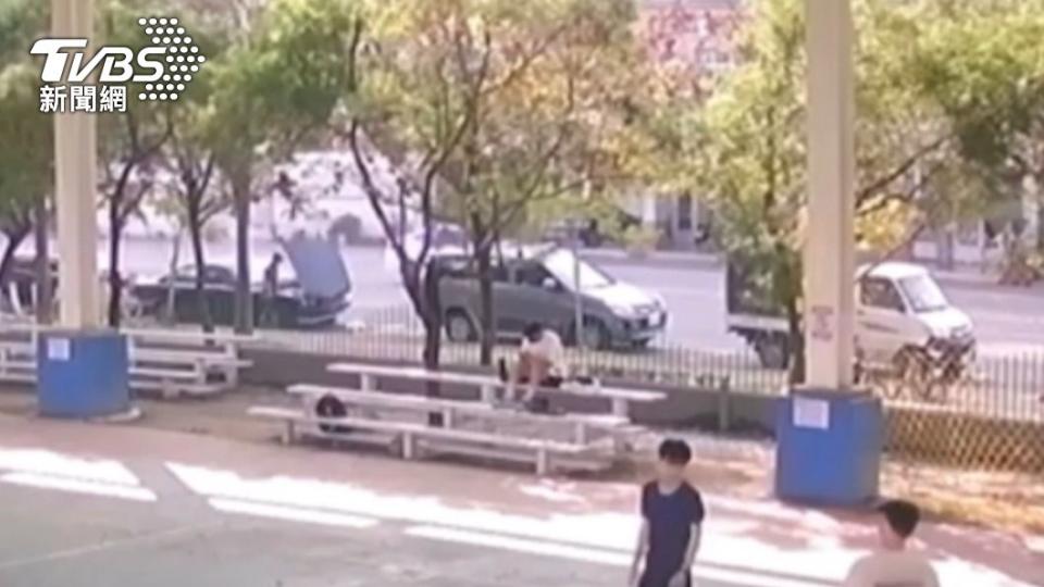 警方調閱監視器發現廖翁的車輛遭人拖走。（圖／TVBS）