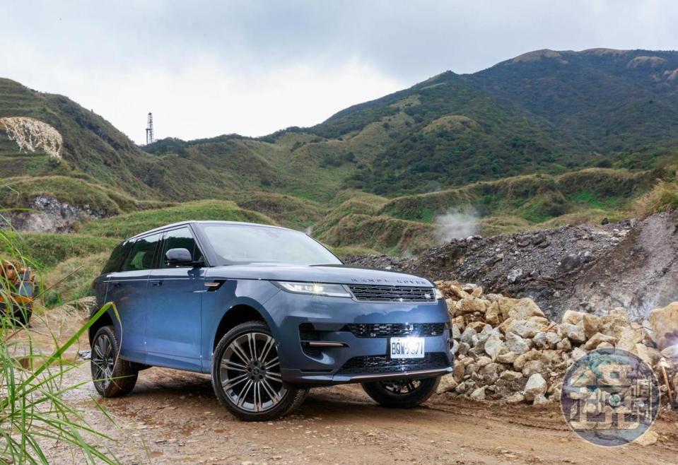 在LAND ROVER最自豪的越野能力方面，第三代Range Rover Sport同樣搭載最先進的 Terrain Response® 2 進階全地形反應系統與 ATPC 全地形行進控制系統，前者提供包含泥濘、攀岩、涉水等多達 8 種的全地形行車模式選擇。