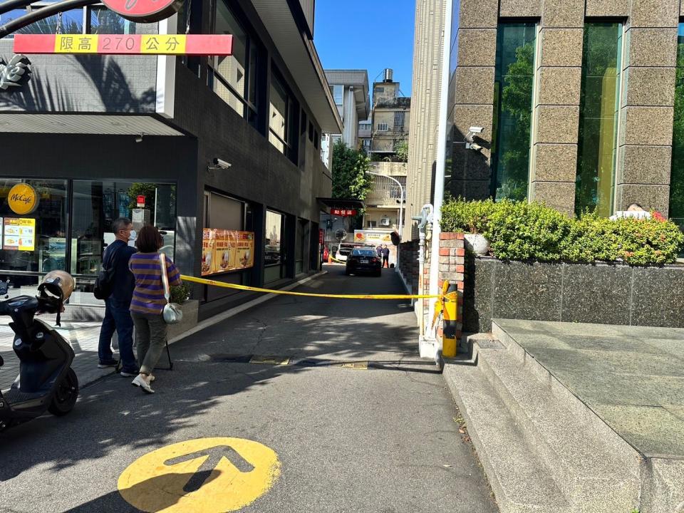 台中某速食餐廳停車場發生命案，警方封鎖現場調查。（翻攝畫面）