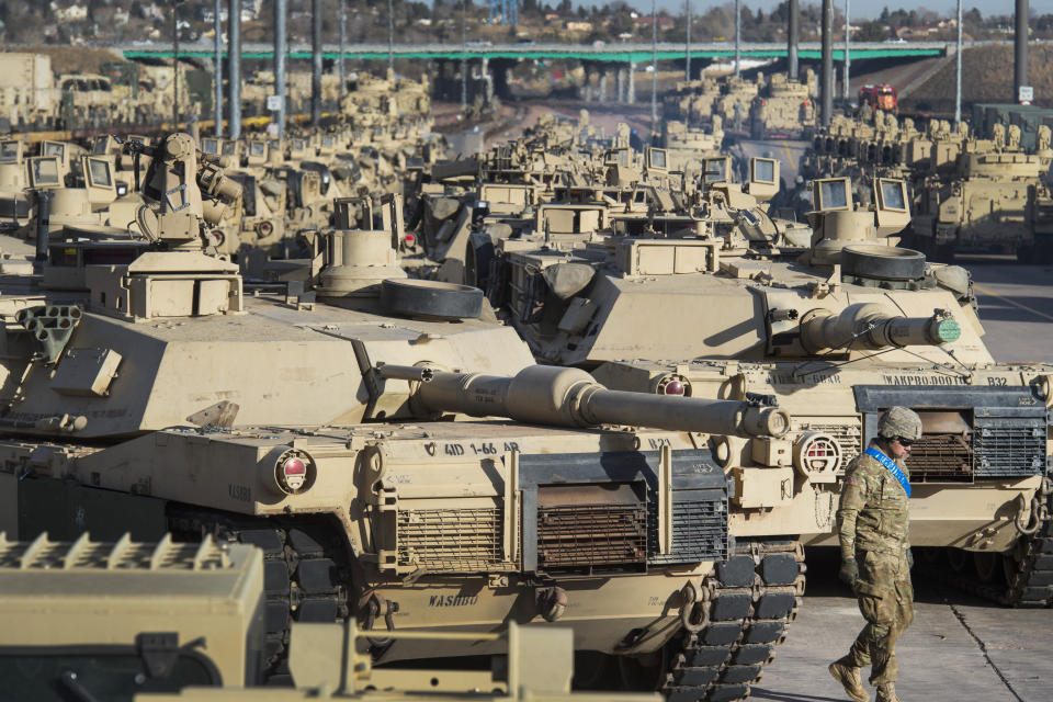 ARCHIVO - Un soldado camina junto a una línea de tanques M1 Abrams, el 29 de noviembre de 2016, en Fort Carson en Colorado Springs, Colorado. Esta semana en redes sociales se dijo falsamente que un video mostraba tanques estadounidenses en territorio polaco, pero esto no es real. Aunque Estados Unidos anunció el envío de tanques de batalla a Ucrania, autoridades señalaron que esto podría tardar algunos meses (Christian Murdock/The Gazette vía AP, Archivo)