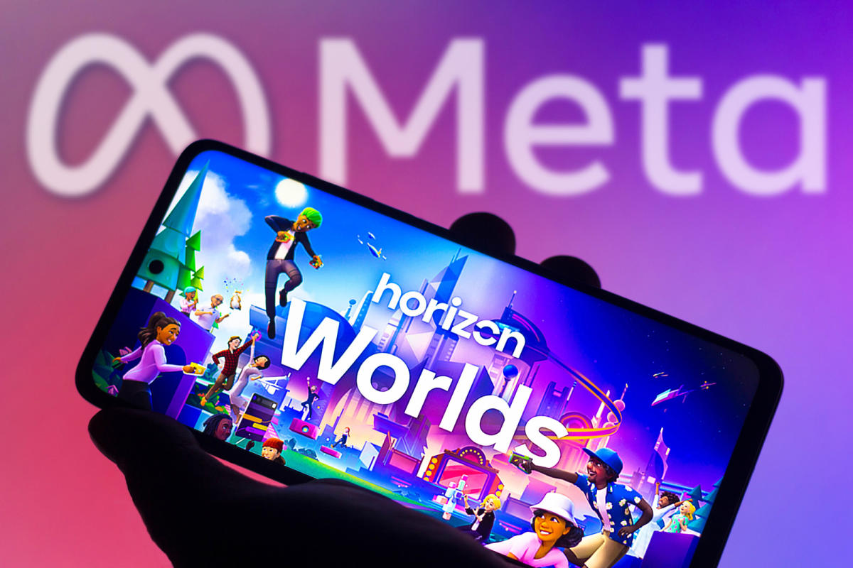 手持手机显示Meta的Horizon Worlds虚拟现实平台，背景是Meta的标志，色彩鲜艳，展示虚拟社交空间。