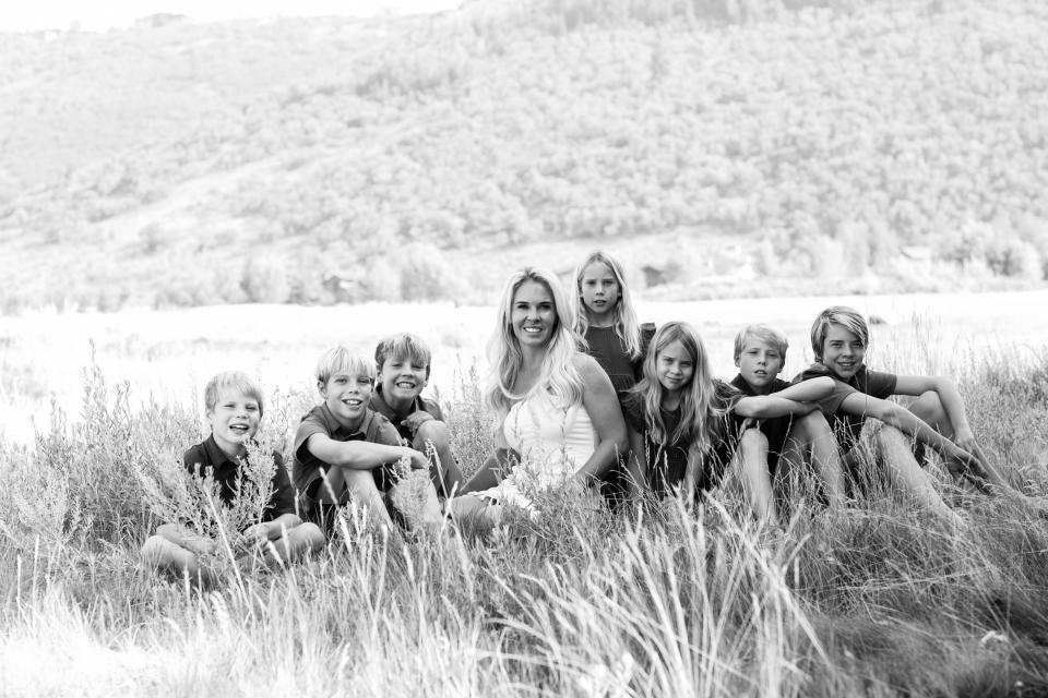 Jenn Drummond posing with her seven children