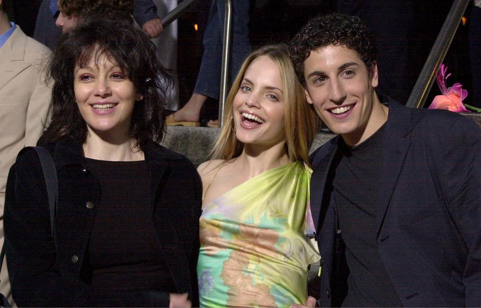 Amy Heckerling, Mena Suvari and Jason Biggs at the Los Angeles premiere of "Loser" on July 20, 2000. (Photo: Getty Images via Getty Images)