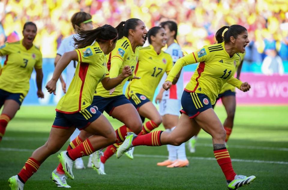 Catalina Usme celebra con su equipo el penalti ante Corea del Sur, el primer gol en el Mundial de Fútbol femenino de la FIFA en Sydney el 25 de julio de 2023. (Crédito: FRANCK FIFE/AFP via Getty Images)