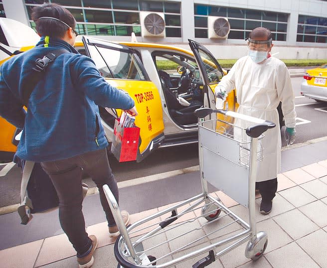 中央流行疫情指揮中心8日證實，2名在桃園機場負責手推車的工作人員快篩陽性，需PCR進一步判定；圖為第二航廈外旅客乘車處，工作人員正在消毒手推車，非新聞當事人。（范揚光攝）