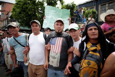 Honduran migrants, part of a caravan trying to reach the U.S., are seen in Tecun Uman, Guatemala October 19, 2018. REUTERS/Ueslei Marcelino