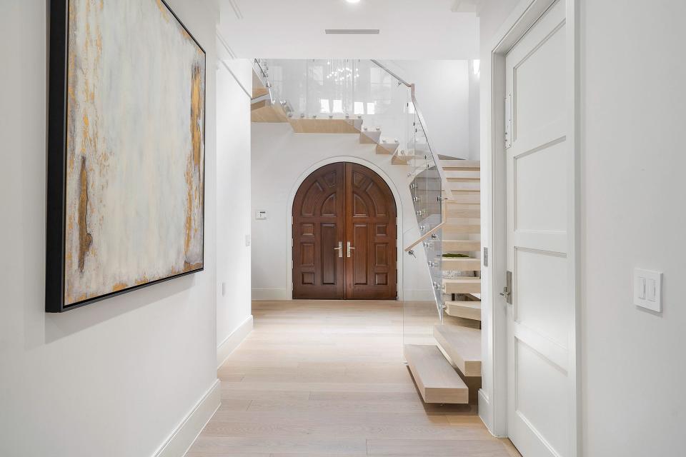To help lighten the foyer and give it a more modern feel, Saligman added a “floating” staircase with glass panels to the stair hall.