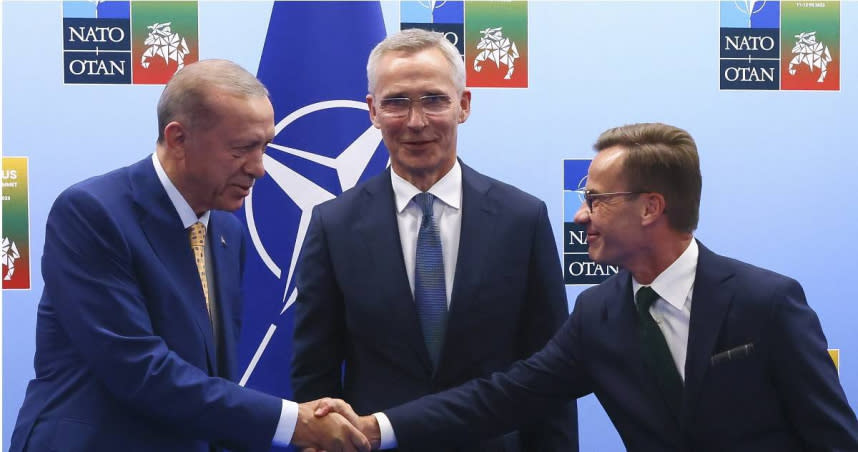 由左至右為土耳其總統艾爾多安、北約秘書長史托騰伯格、瑞典首相克里斯特松。（圖／達志／美聯社）