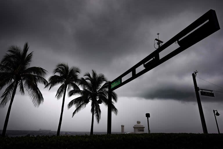 Nubes de tormenta se ciernen sobre Bayshore Drive en Fort Lauderdale, Florida, el 13 de junio de 2024, después de que fuertes lluvias azotaran la zona. 