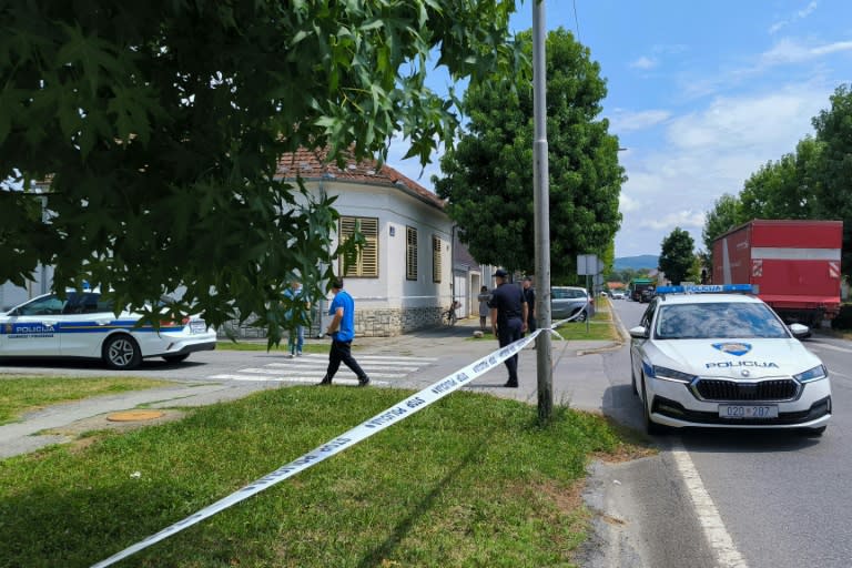 La policía acordona las cercanías de la residencia de ancianos en Daruvar, Croacia, tras la matanza del 22 de julio de 2024 (Nikola Blazekovic)