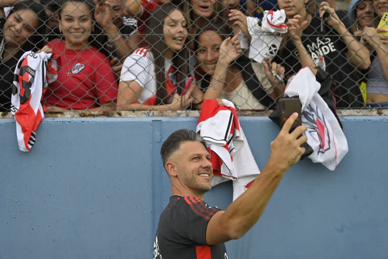 Martin Demichelis se saca fotos con los hinchas de River