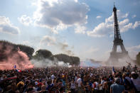 <p>Natürlich wurde auch unter dem Eiffelturm gefeiert. Sieht eher nach Holi-Festival aus. </p>