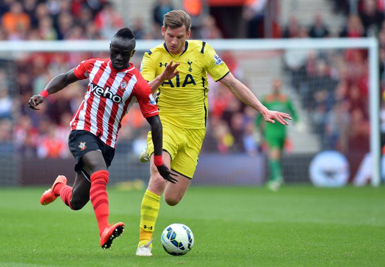 Tottenham Hotspur's Belgian defender Jan Vertonghen (right) vies with Southampton's Senegalese midfielder Sadio Mane during their Premier League match at St Mary's Stadium in Southampton on April 25, 2015