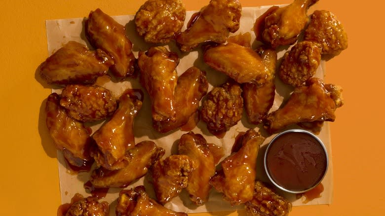 Chicken wings with sauce