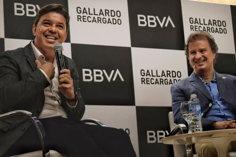 Gallardo junto al autor del libro, Diego Borinsky, en una conferencia a puras sonrisas.