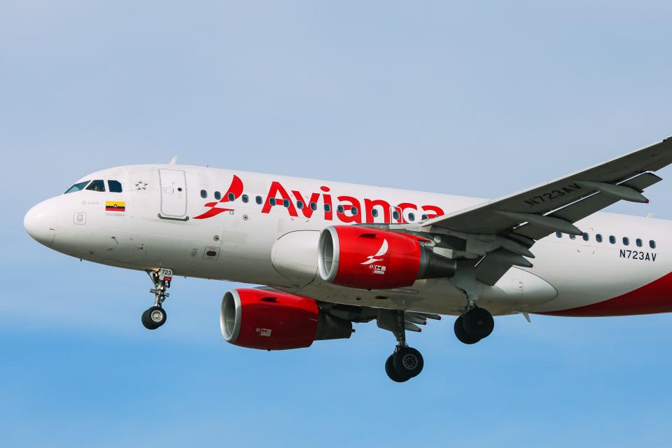 Avianca A319 flying.