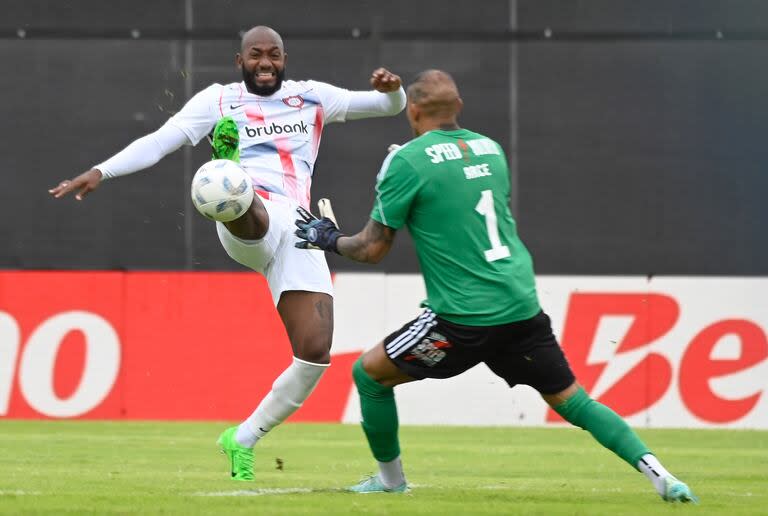 Diego Lukaku Herazo, en la derrota de San Lorenzo ante Riestra: el colombiano reemplazará al capitán y goleador Adam Bareiro en el trascendental partido del jueves del Ciclón ante Liverpool, por la Copa Libertadores