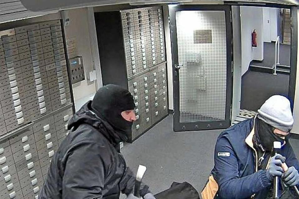 In die Sparkasse in Frohnau wurde eingebrochen. Fotos zeigen die Täter.<span class="copyright">Polizei Berlin</span>