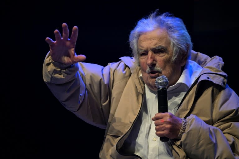 El expresidente uruguayo José Mujica habla con sus partidarios durante un mitin de campaña del precandidato presidencial de Uruguay por el partido izquierdista Frente Amplio Yamandú Orsi, en Montevideo el 19 de junio de 2024. (Eitan ABRAMOVICH)