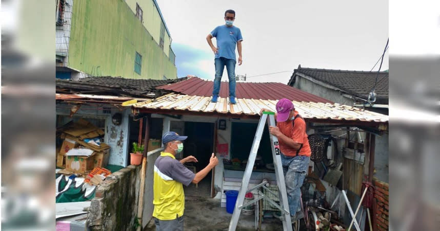 屏東海青青弘會為獨居老人修繕房屋，善行吸引各地志工加入。（圖／讀者提供）