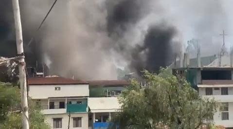 印度曼尼普爾邦（Manipur）近期爆發種族衝突，許多車輛與建築物都被縱火，街道上冒出濃濃黑煙。（翻攝@ashoswai推特）