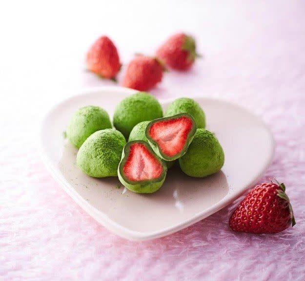 <p>Erdbeeren, ummantelt mit Schokolade, die nach grünem Tee schmeckt. Klingt nach…? Richtig, Japan! (Bild: mag.japaaan.com) </p>