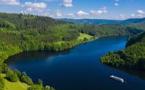 Ebenfalls im Westen Deutschlands liegt der Nationalpark Eifel. Er ist der bislang einzige Nationalpark Nordrhein-Westfalens und geprägt von dichten Laubwäldern, Bächen und Seen. Über 2.000 bedrohte Tier- und Pflanzenarten sind in den Buchenmischwäldern beheimatet, darunter Erdkröten, Biber und Feuersalamander. (Bild: iStock / rclassenlayouts)