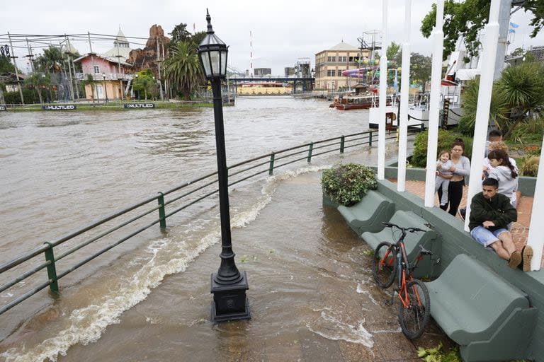 En la Costanera de Tigre la sudestada provocó la crecida del río que llegó al paseo peatonal