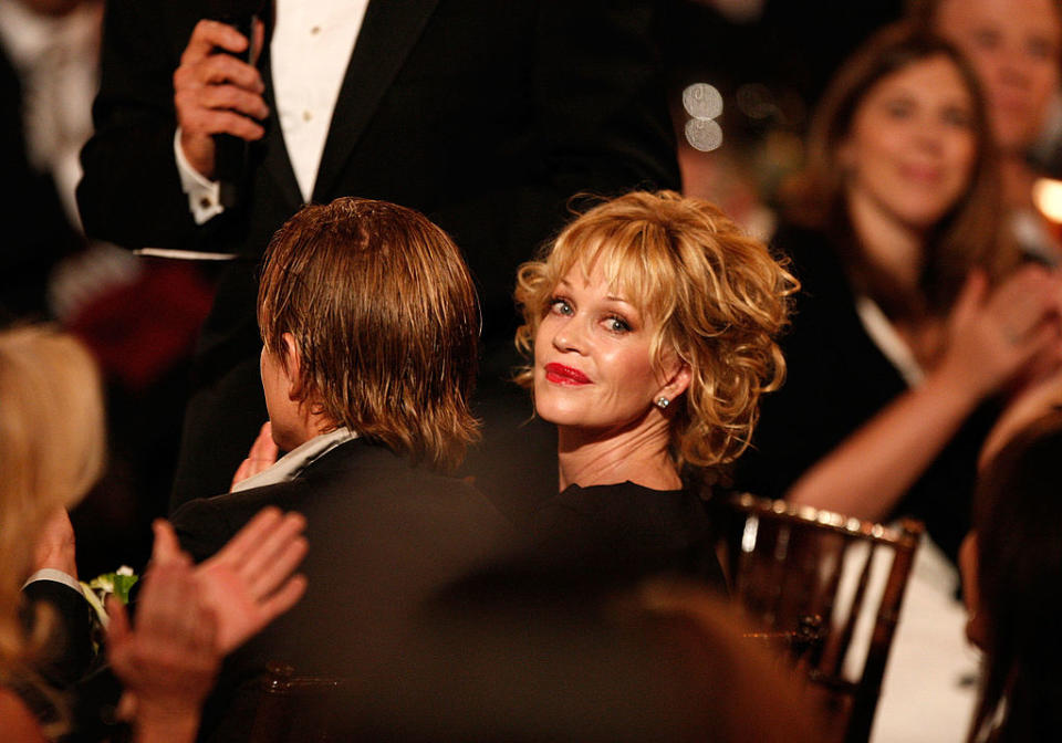 Bien des années plus tard, Melanie Griffith s'étendra elle-même sur ses problèmes d’addiction auprès du <em>Porter Magazine</em>. Elle évoquera notamment à cette occasion son rôle de mère, et tentera de tordre le cou à certaines idées reçues : "<em>J’étais une mère totalement fonctionnelle. Je n’étais pas une ivrogne qui s’étalait sur le sol. Je n’ai pas tout réussi à la perfection, bien sûr, mais j’ai toujours été présente pour mes enfants.</em>" (<em>Getty Images for AFI</em>)