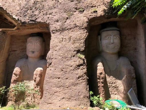 位於甘肅石窟內的二立佛經修復後變得很滑稽。（圖／翻攝自微博）