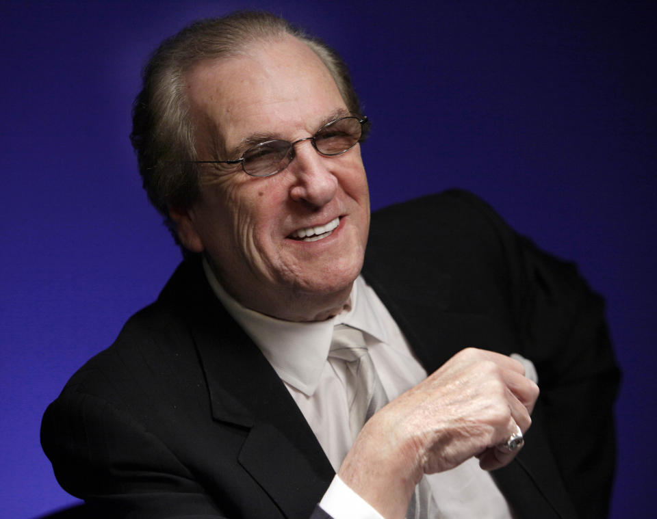 En esta foto del 7 de octubre del 2011, el actor Danny Aiello posa sonriente en Nueva York. Aiello murió el jueves 12 de diciembre del 2019 tras una breve enfermedad, dijo su publicista, Tracey Miller. Tenía 86 años. (AP Foto/Richard Drew, Archivo)