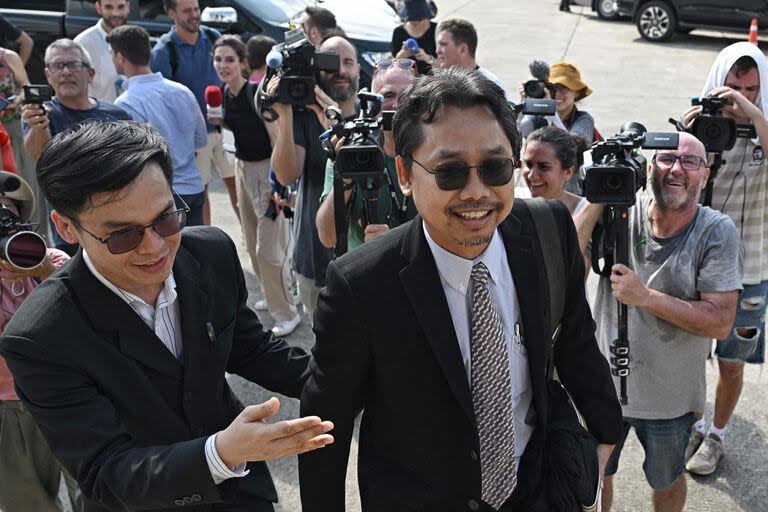 Lawyer Apichart Srinual (front R), who is representing Spanish chef Daniel Sancho Bronchalo accused of killing Columbian plastic surgeon Arrieta Arteaga on the island of Koh Pha Ngan in August 2023, arrives at the Koh Samui Provincial Court on April 9, 2024. (Photo by Lillian SUWANRUMPHA / AFP)
