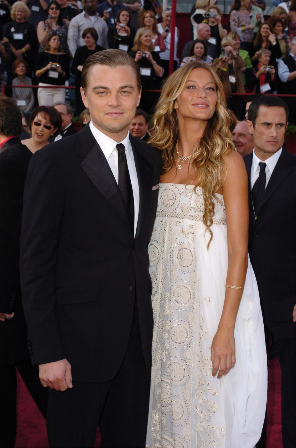 Fue la primera vez que Leonardo DiCaprio llevó a una pareja a la entrega de premios Oscar y el privilegio fue para la supermodelo Gisele Bundchen quien eligió para esa noche especial un vestido Versace blanco strapless con bordados dorados (Getty Images)