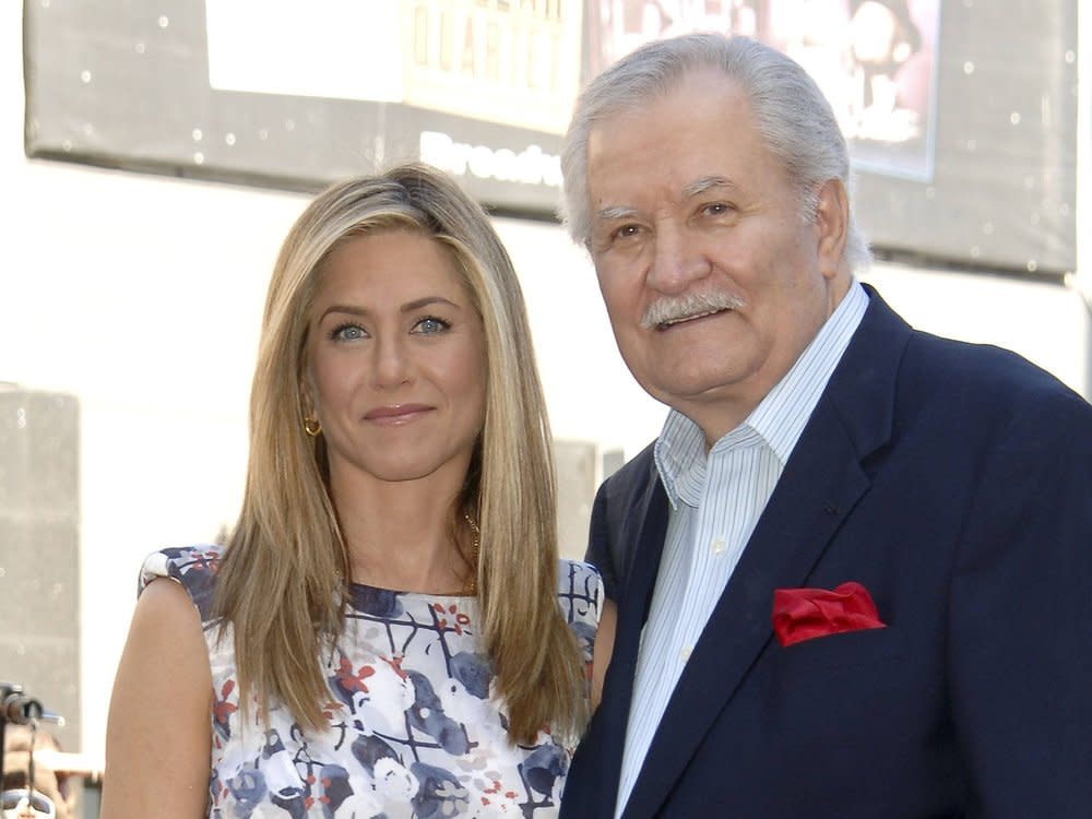 Jennifer Aniston und ihr Vater John im Jahr 2012. Die Schauspielerin wurde damals mit einem Stern auf dem Hollywood Walk of Fame geehrt. (Bild: imago images/PicturePerfect)