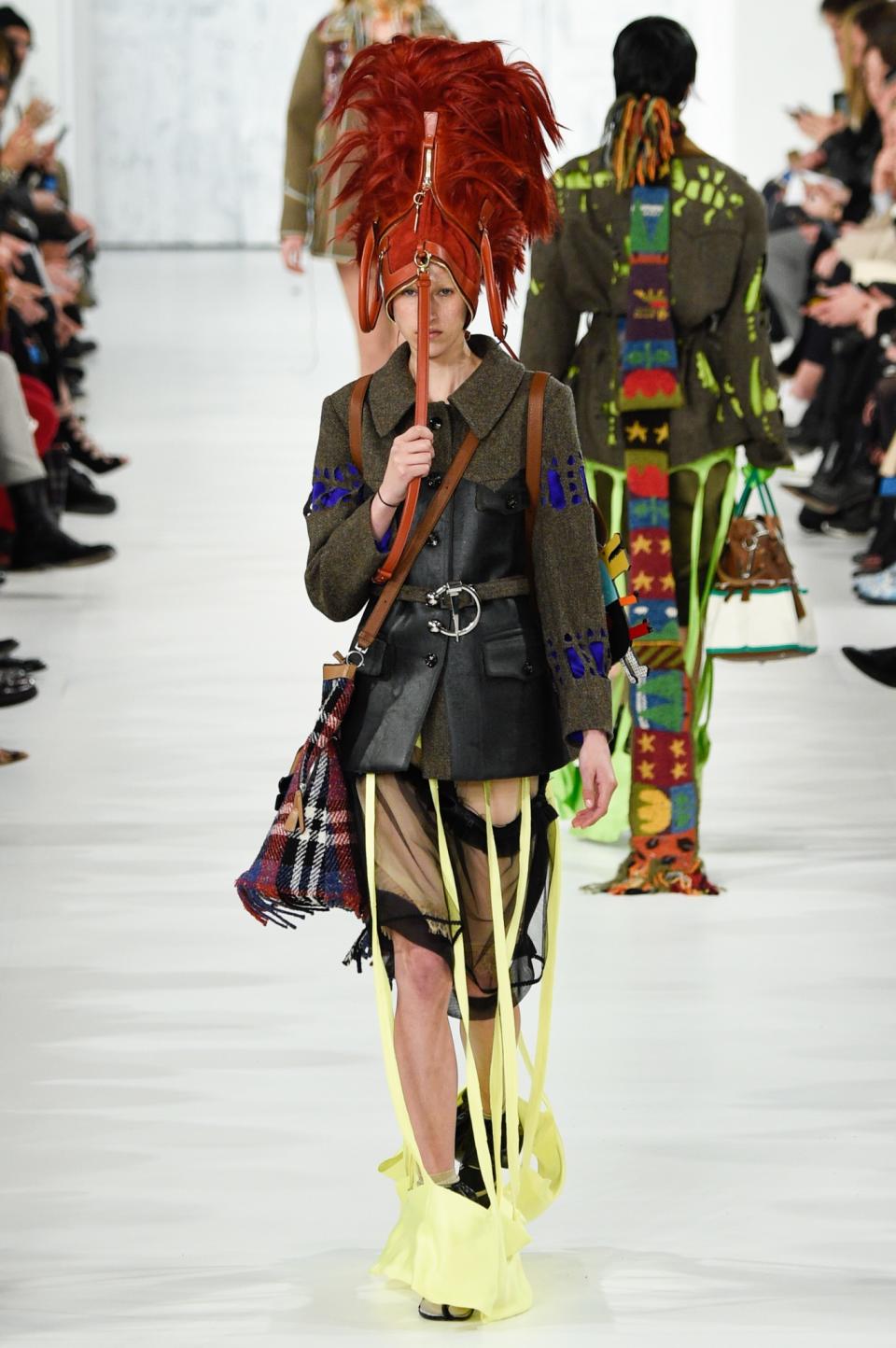 Der rote Hut, kombiniert mit einer Jacke und einer Hose mit Cut-outs, war einer der mutigeren Looks während der Paris Fashion Week.