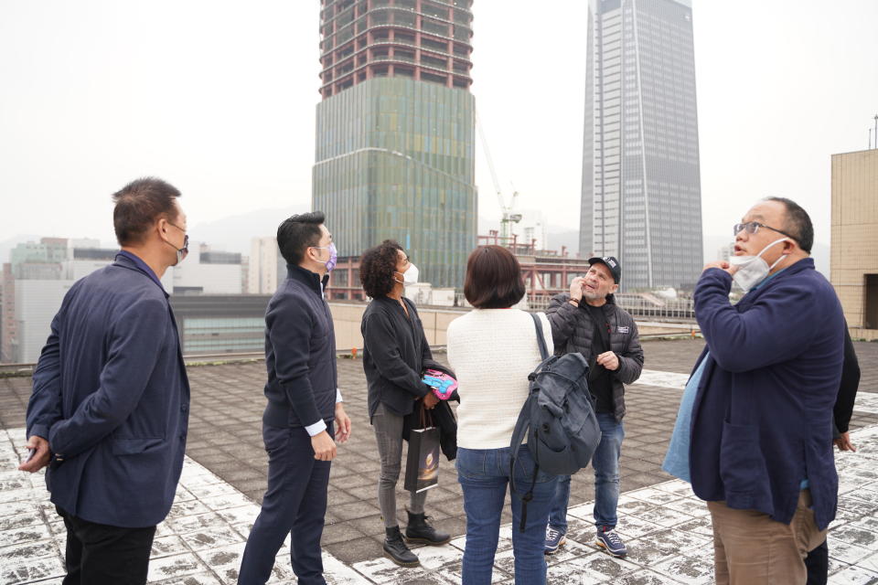 台北市長蔣萬安(左二)、文化局長蔡詩萍(左一)，陪同監製維吉妮(左三)、導演奧立維爾米加頓（右二）、編劇喬治黃(右一)在市政府頂樓天台勘景。（圖／台北市電影委員會）