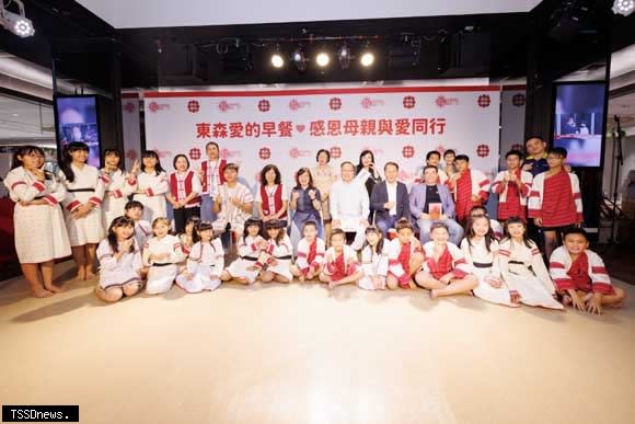 花蓮紅葉國小師生帶來一系列傳統歌謠表演與行動話劇。(東森慈善基金會提供)