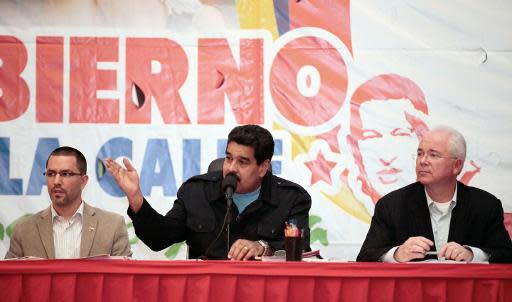 El presidente venezolano Nicolás Maduro (C) habla durante una reunión con empresarios, el 23 de abril de 2014 en Caracas (AFP | PRESIDENCIA)