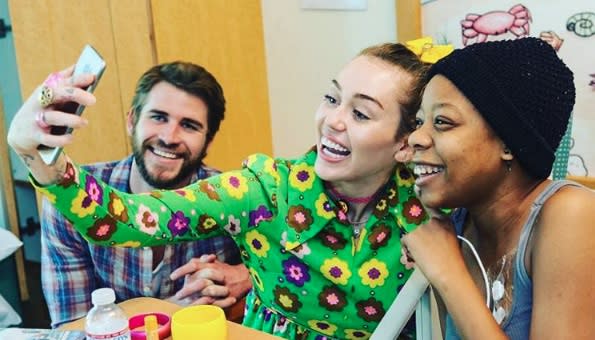 Miley Cyrus and Liam Hemsworth visited a children’s hospital yesterday, and the pictures are seriously warming our hearts