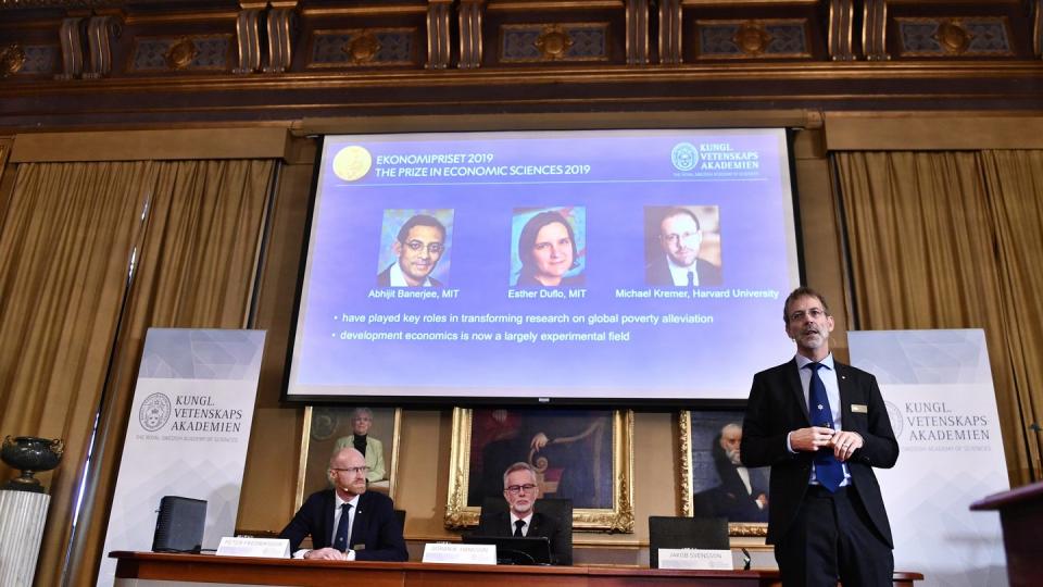 In der Königlich Schwedischen Akademie der Wissenschaften in Stockholm werden die Gewinner verkündet: Der Wirtschaftsnobelpreis geht an Abhijit Banerjee, Esther Duflo und Michael Kremer.