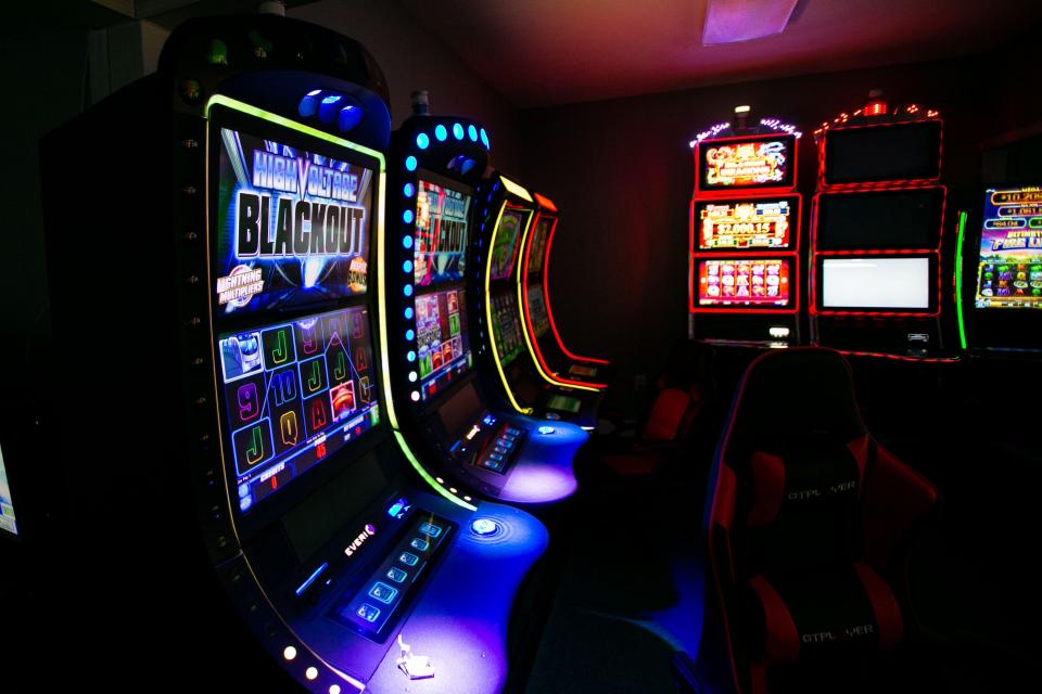 The Florida Gaming Control Commission is warning video arcade gambling parlors to cease operation or face fines of up to $10,000 for each slot machine it has.