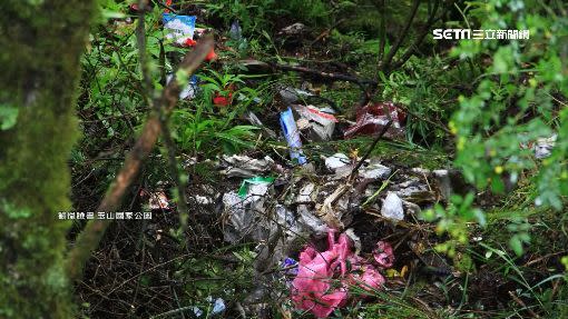 玉山塔塔加遊憩區出現一大片垃圾。（圖／翻攝自玉山國家公園臉書）
