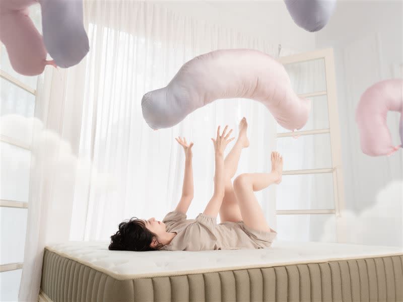 LOVEFU自由雲朵側睡枕，將慵懶天空一擁入懷、解放疲憊身軀。（圖／品牌業者提供）
