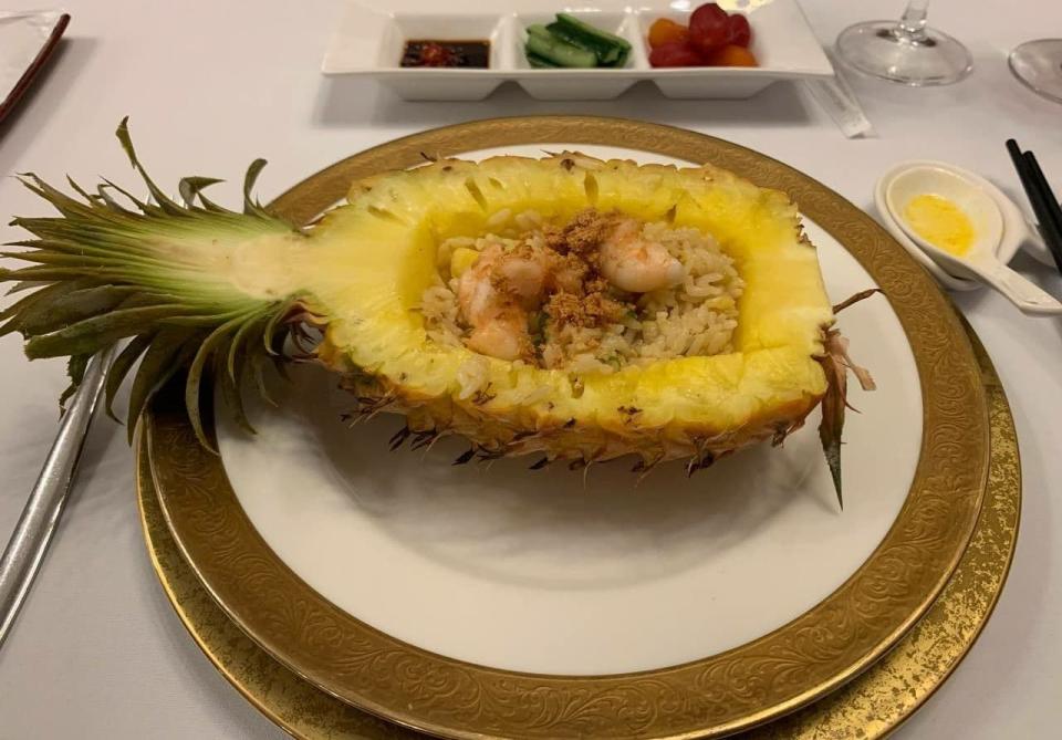 外交部宴請美國貴賓時，曾霸氣以半顆鳳梨呈現「鳳梨炒飯」。翻攝外交部臉書