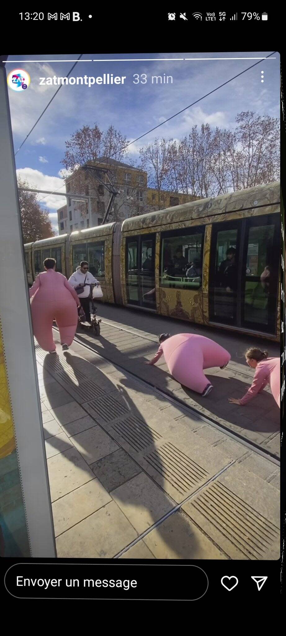 Des danseurs « gonflés » ont déambulé dans les transports de Montpellier pour fêter leur gratuité.