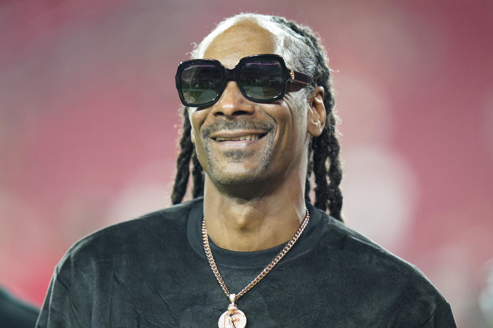 ARCHIVO - Snoop Dogg camina en la cancha antes del partido de la NFL entre los Buccaneers de Tampa Bay y los Saints de New Orleans el 19 de diciembre de 2021, en Tampa, Florida. Snoop Dogg será corresponsal de NBC para los Juegos Olímpicos de París. (Foto AP/Chris O'Meara, archivo)