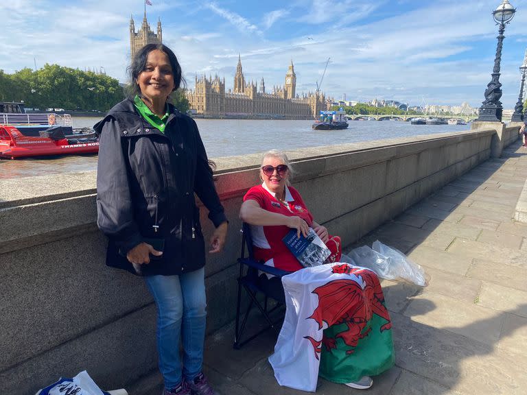 Vanessa y Annie, primeras en la fila para el último saludo a la Reina en la capilla ardiente